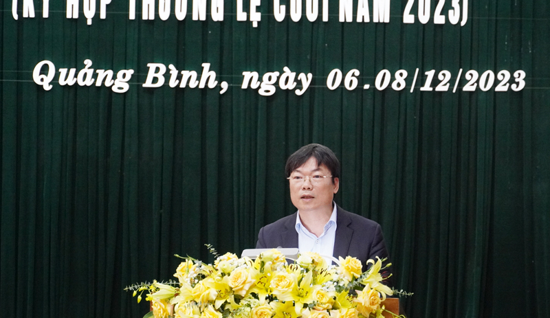 Giám đốc Sở Y tế Dương Thanh Bình trả lời chất vấn của đại biểu HĐND.
