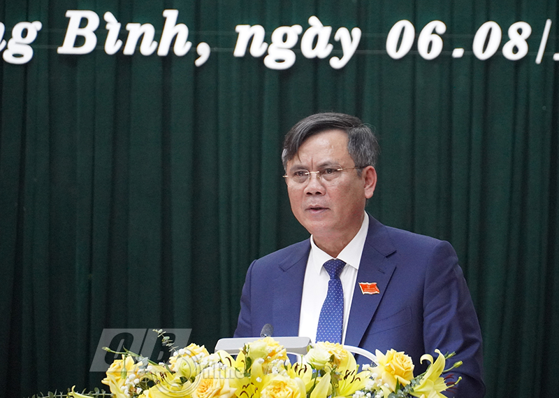 Đồng chí Chủ tịch UBND tỉnh Trần Thắng phát biểu tại kỳ họp.
