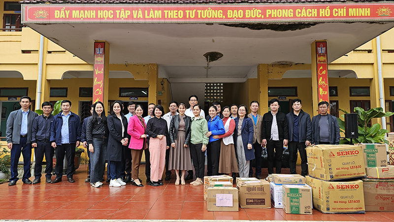 Khối thi đua các ban Đảng tỉnh thăm, tặng quà cho Trường dân tộc bán trú Tiểu học và THCS Lâm Hóa (Tuyên Hóa)