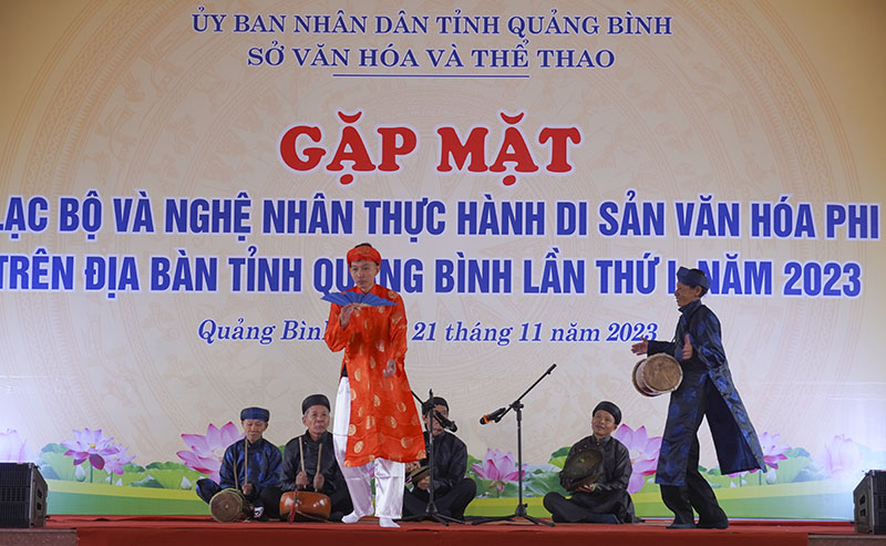  Hoàng Việt Anh (áo đỏ) trình diễn sắc bùa trên sân khấu.