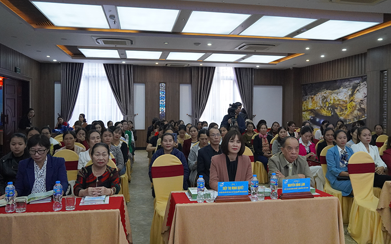 Các đại biểu tham gia buổi tọa đàm,