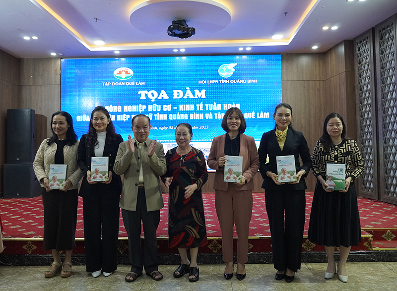 Ông Nguyễn Hồng Lam, Chủ tịch HĐQT Tập đoàn Quế Lâm tặng sách cho lãnh đạo Hội LHPN tỉnh.