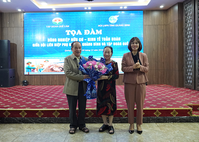 Lãnh đạo Hội LHPN tỉnh tặng hoa cảm ơn vợ chồng ông Nguyễn Hồng Lam, Chủ tịch HĐQT tập đoàn Quế Lâm.
