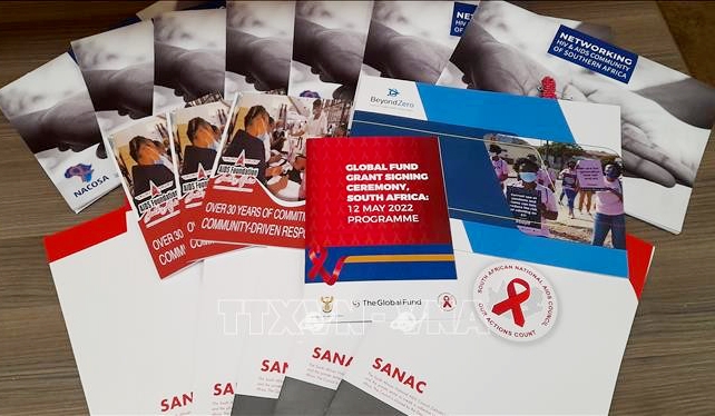 Tờ rơi tuyên truyền phòng, chống HIV/AIDS tại Nam Phi. (Ảnh Hoàng Minh/TTXVN)