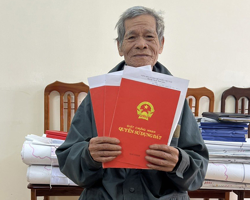 Ông Nguyễn Văn Vũ trả lại sổ đỏ, hiến lại đất cho nhà nước.