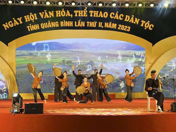 Hoàng Việt Anh với cây đàn ống quên thuộc trong nhiều chương trình biểu diễn văn nghệ dân gian
