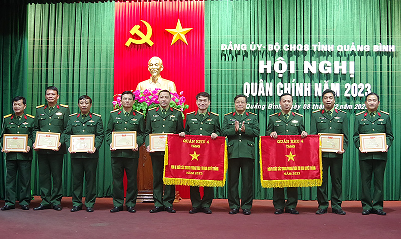 Đại tá Ngô Nam Cường, Phó Tư lệnh Quân khu 4 trao “Cờ thi đua xuất sắc” và danh hiệu “Đơn vị quyết thắng” cho các tập thể tiêu biểu.