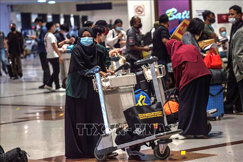 Hành khách tại sân bay quốc tế Juanda Surabaya ở Sidoarjo, Đông Java, Indonesia. Ảnh tư liệu: AFP/TTXVN