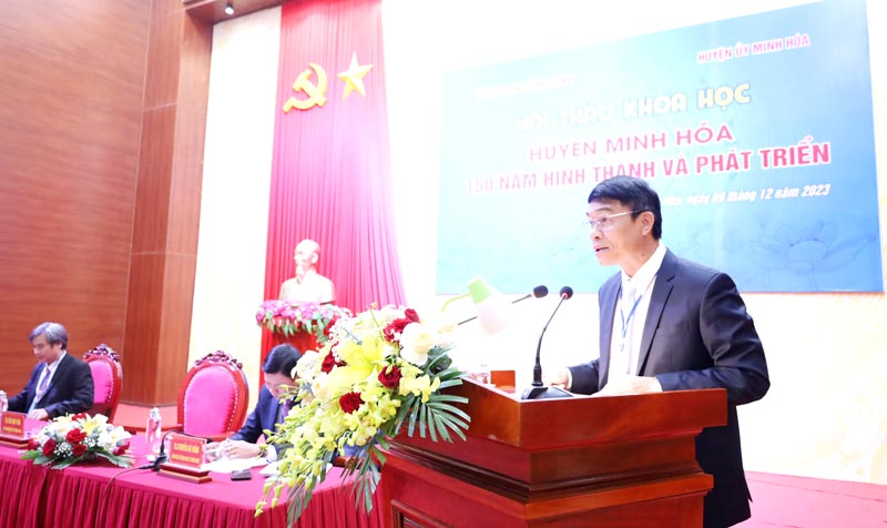 Đồng chí Bùi Anh Tuấn, Tỉnh ủy viên, Bí thư Huyện ủy Minh Hóa phát biểu chào mừng tại hội thảo.