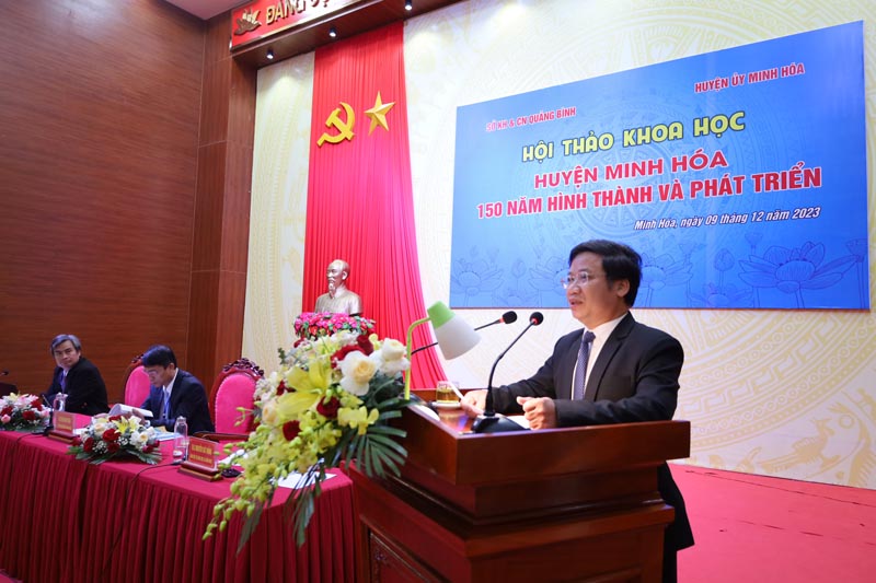 Đồng chí Cao Văn Định, Ủy viên Ban Thường vụ, Trưởng Ban Tuyên giáo Tỉnh ủy phát biểu tại hội thảo.
