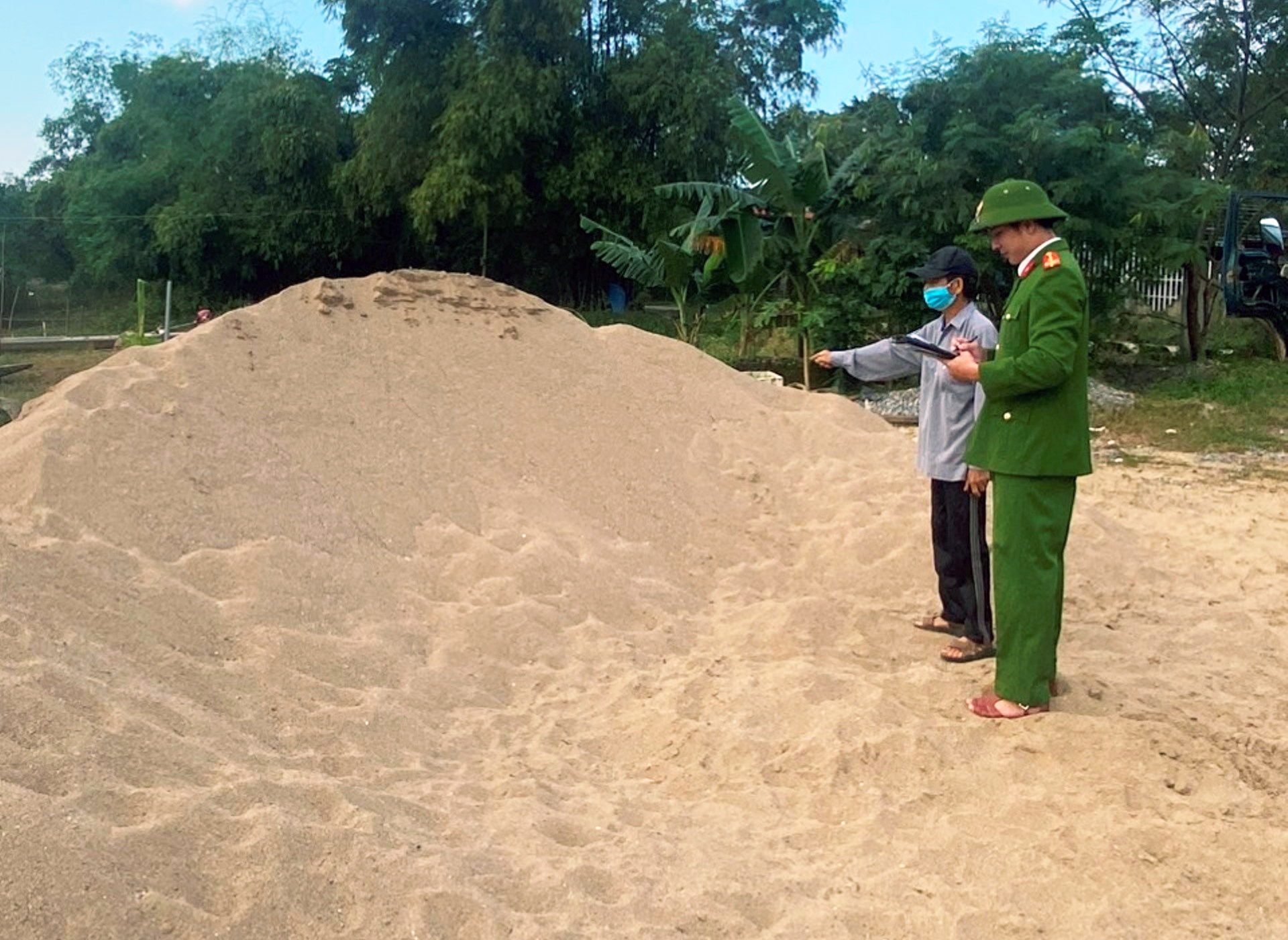 Công an xã Hàm Ninh kiểm tra tang vật tại hiện trường.