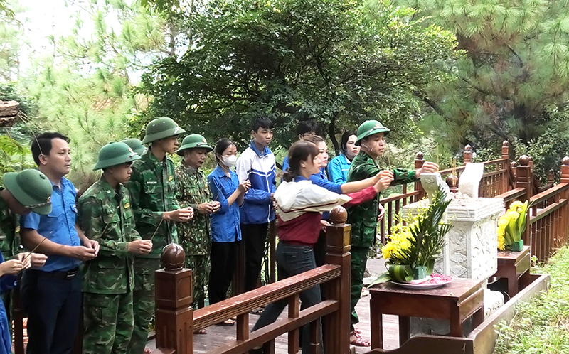 Đoàn viên thanh niên Đồn Biên phòng Roòn và Đoàn xã Quảng Đông dâng hương viếng mộ Đại tướng Võ Nguyên Giáp.