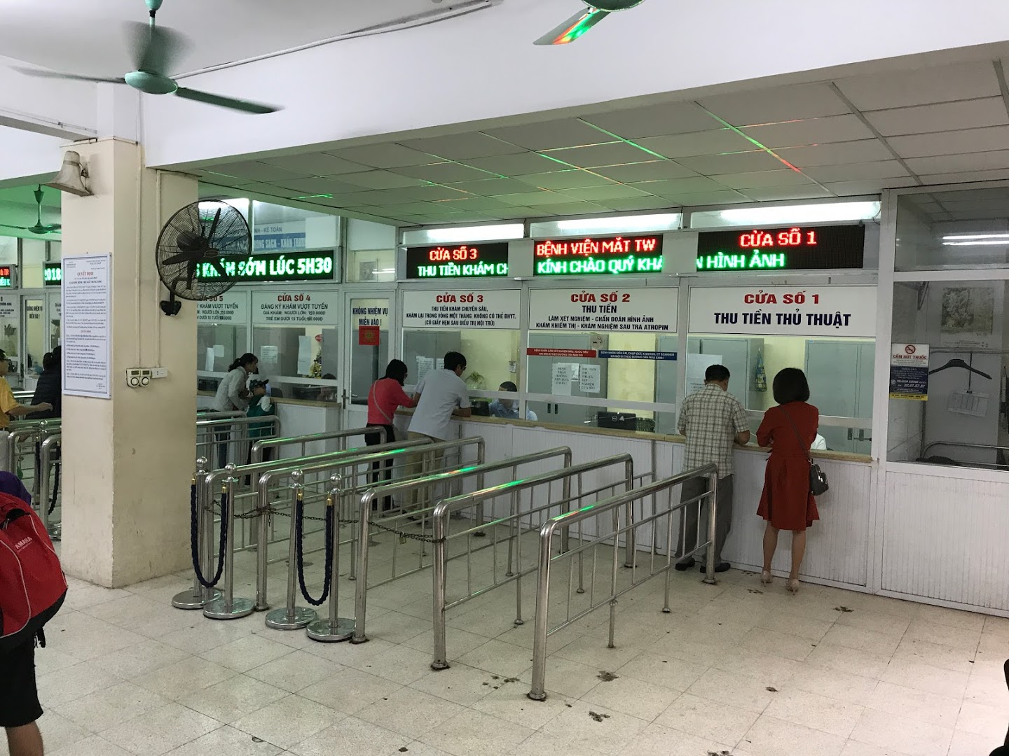 Người dân xếp hàng chờ mua thuốc tại Bệnh viện Mắt Trung ương. (Ảnh: T.G/Vietnam+)