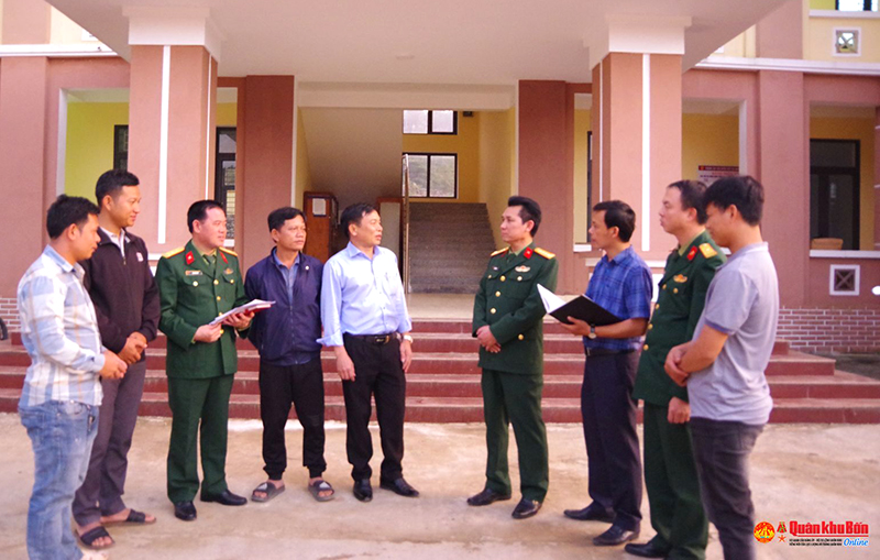 Cán bộ, nhân viên Đoàn 92 trò truyện tuyên truyền với cấp ủy, chính quyền địa phương xã Dân Hóa, huyện Minh Hóa.