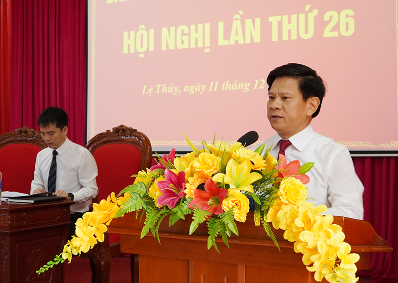 Đồng chí Bí thư Huyện ủy, Chủ tịch HĐND huyện Lệ Thủy Lê Vĩnh Thế phát biểu tại hội nghị.