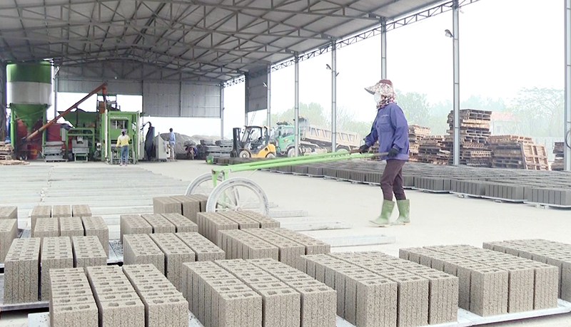 Một cơ sở sản xuất vật liệu xây dựng hoạt động hiệu quả trên địa bàn huyện.