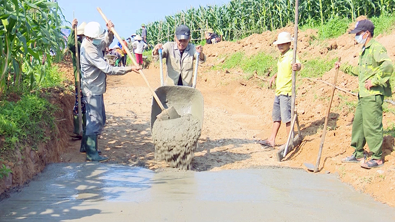 Nhân dân Tuyên Hóa góp sức xây dựng nông thôn mới.