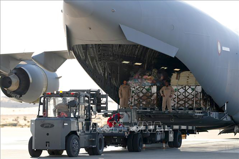 Máy bay của không quân Qatar chở hàng viện trợ nhân đạo cho Dải Gaza tới sân bay Al-Arish, Bắc Sinai, Ai Cập ngày 30/11/2023. Ảnh: THX/TTXVN