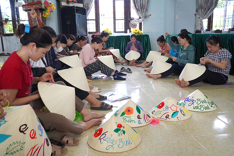 Nghề làm nón lá truyền thống ở xã Quảng Tân nay được đầu tư máy móc, nâng cao hiệu quả sản xuất.