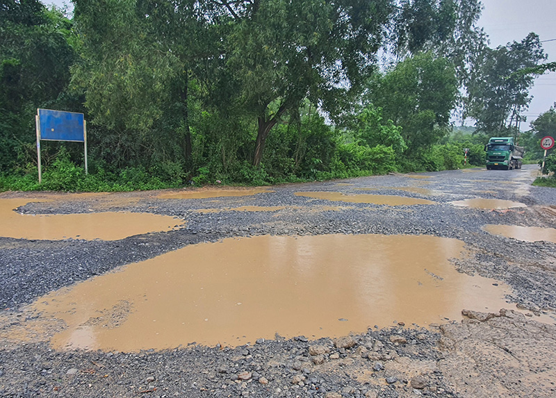 Tuyến đường từ đường Hồ Chí Minh nhánh Đông đoạn thôn Kim Nại, xã An Ninh đi vào trở thành các hố nước khi trời mưa.