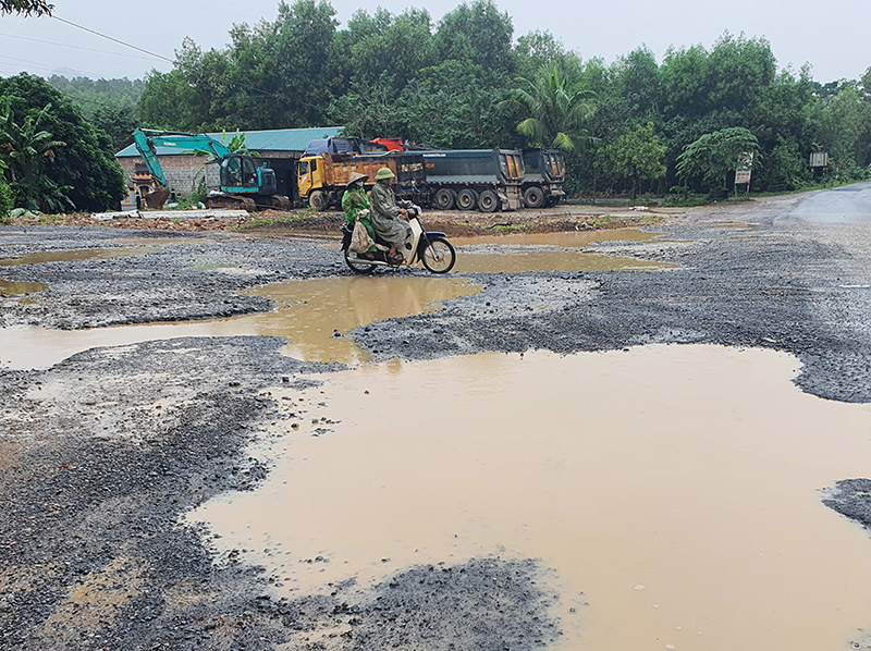 Nhiều đoạn mặt đường bê tông nhựa bị hư hỏng.