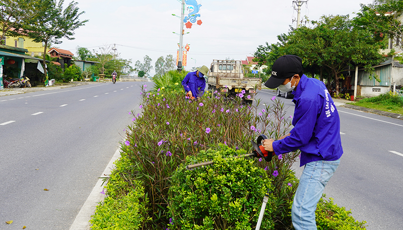  Việc cắt tỉa, chăm sóc cây xanh được BQL Các công trình công cộng huyện Bố Trạch chỉ đạo thực hiện thường xuyên, góp phần làm đẹp cảnh quan đô thị.