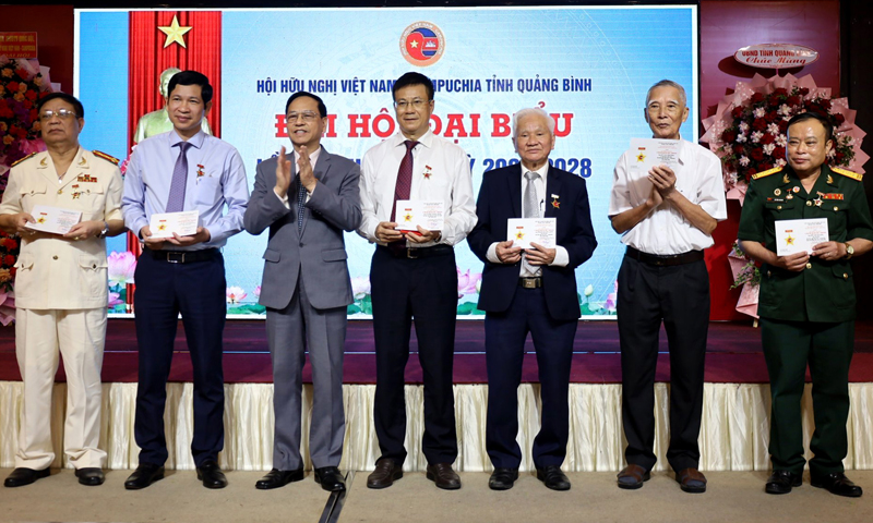 Trung ương Hội hữu nghị Việt Nam-Campuchia trao kỷ niệm chương cho các cá nhân có nhiều đóng góp cho hoạt động hội.