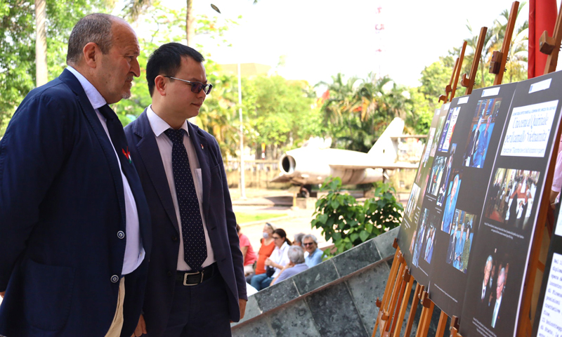 Các đại biểu tham quan triển lãm ảnh Việt-Ý tại Bảo tàng tổng hợp Quảng Bình năm 2023.