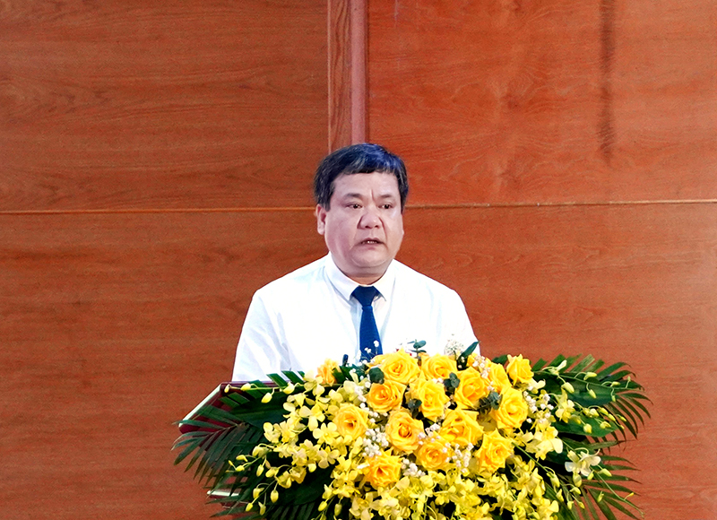 Đồng chí Bí thư Thành ủy Đồng Hới, Chủ tịch HĐND thành phố Trần Phong phát biểu khai mạc kỳ họp.