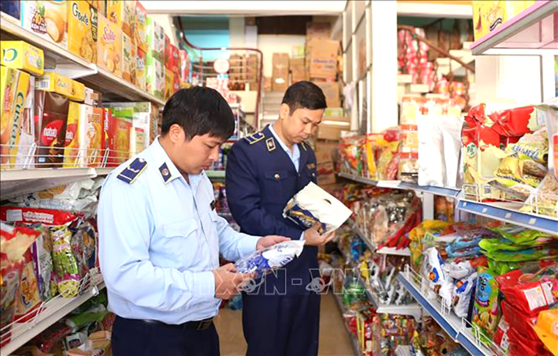  Đội Quản lý thị trường huyện Văn Bàn (Cục Quản lý thị trường tỉnh Lào Cai) tăng cường kiểm tra, kiểm soát các hộ kinh doanh trên địa bàn thị trấn Khánh Yên. Ảnh: Quốc Khánh/TTXVN