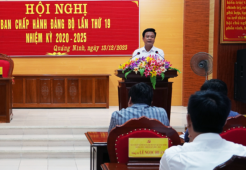  Đồng chí Bí thư Huyện ủy Quảng Ninh Trần Quốc Tuấn phát biểu kết luận hội nghị.