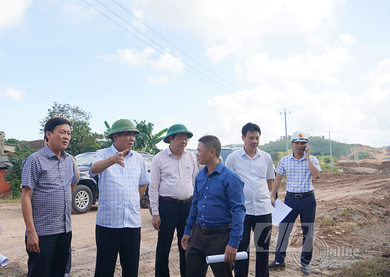 Đồng chí Phó Chủ tịch Thường trực UBND tỉnh Đoàn Ngọc Lâm kiểm tra thực địa tại nút vượt, thị trấn Nông trường Việt Trung (Bố Trạch).