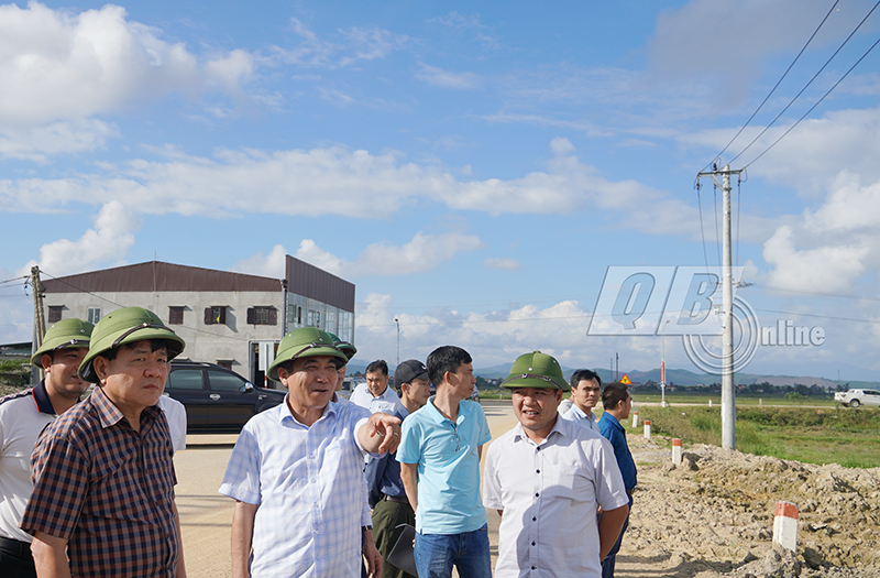 Đồng chí Phó Chủ tịch Thường trực UBND tỉnh Đoàn Ngọc Lâm kiểm tra thực địa tại khu tái định cư xã Quảng Sơn (TX. Ba Đồn).