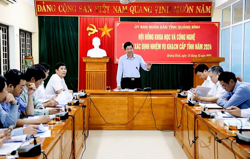 Đồng chí Phó Chủ tịch UBND tỉnh Hồ An Phong điều hành thảo luận.