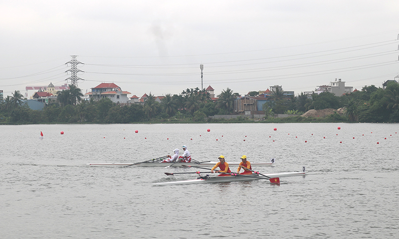 Vận động viên môn đua thuyền Rowing nỗ lực tập luyện.