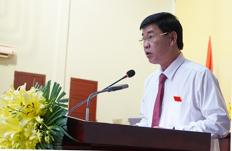 Đồng chí Phó Chủ tịch HĐND huyện Bố Trạch Hoàng Văn Minh báo cáo kết quả hoạt động của HĐND huyện năm 2023.