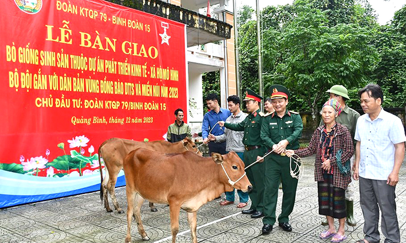 Cán bộ Đoàn KT-QP 79 luôn sâu sát giúp bà con phát triển kinh tế, xóa đói giảm nghèo.