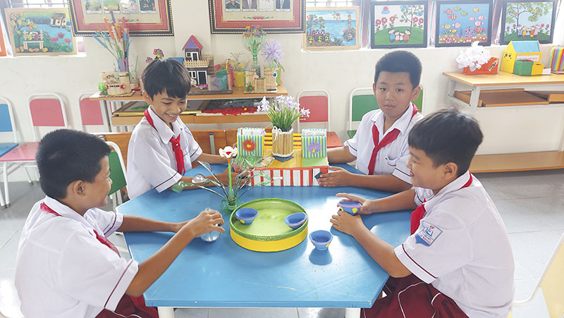 Học sinh Trường tiểu học Hiền Ninh hào hứng tham gia các hoạt động trải nghiệm