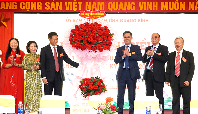 Đồng chí Chủ tịch UBND tỉnh Trần Thắng tặng hoa chúc mừng Đại hội.