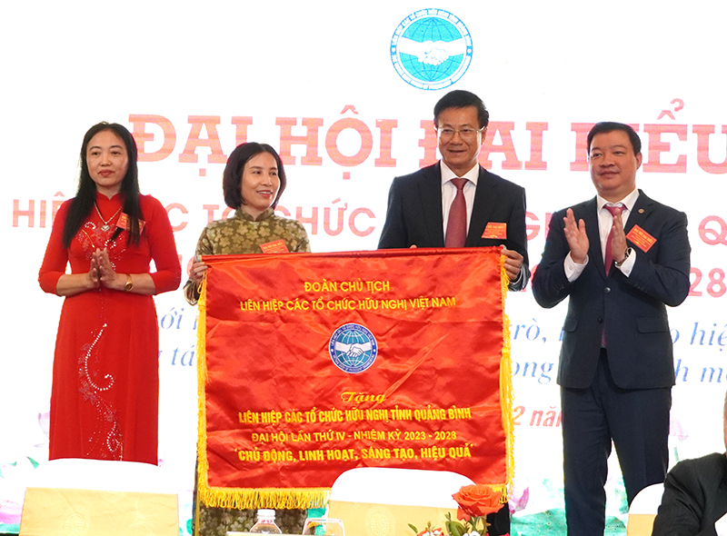 Phó Chủ tịch Liên hiệp các tổ chức hữu nghị Việt Nam Nguyễn Ngọc Hùng trao bức trướng tặng Liên hiệp các tổ chức hữu nghị tỉnh Quảng Bình.
