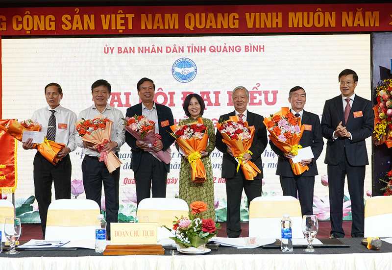 Chủ tịch Hội Liên hiệp các tổ chức hữu nghị tỉnh tặng hoa cảm ơn các Ủy viên Ban Chấp hành Liên hiệp khóa III không tham gia Ban Chấp hành khóa IV.