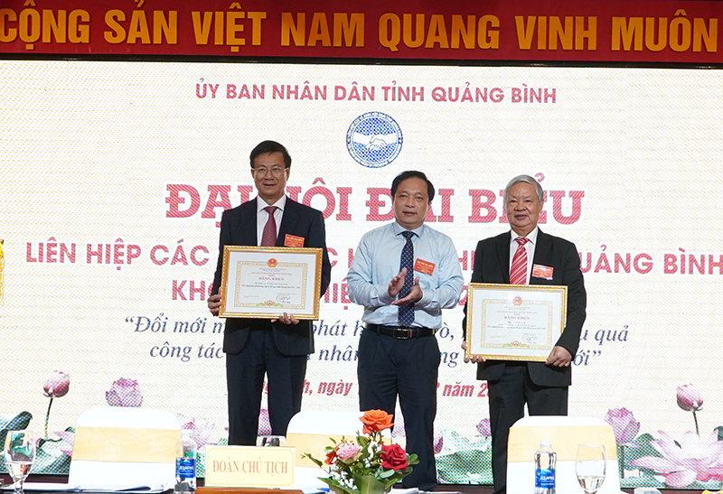 Đại diện lãnh đạo Ủy ban MTTQVN tỉnh trao bằng khen của Chủ tịch UBND tỉnh tặng tập thể và cá nhân.