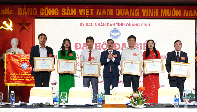 Phó Chủ tịch Liên hiệp các tổ chức hữu nghị Việt Nam Nguyễn Ngọc Hùng trao bằng khen tặng các tập thể, cá nhân.