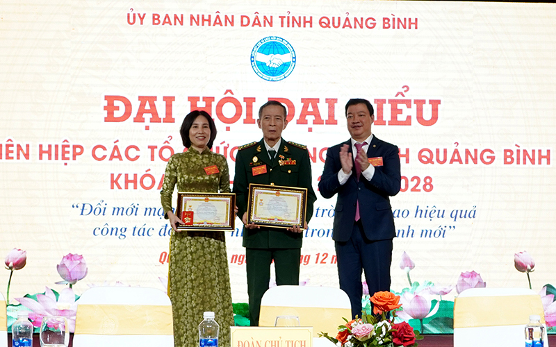 Đại diện lãnh đạo Liên hiệp các tổ chức hữu nghị Việt Nam trao kỷ niệm chương “Vì hòa bình hữu nghị giữa các dân tộc” cho các cá nhân.