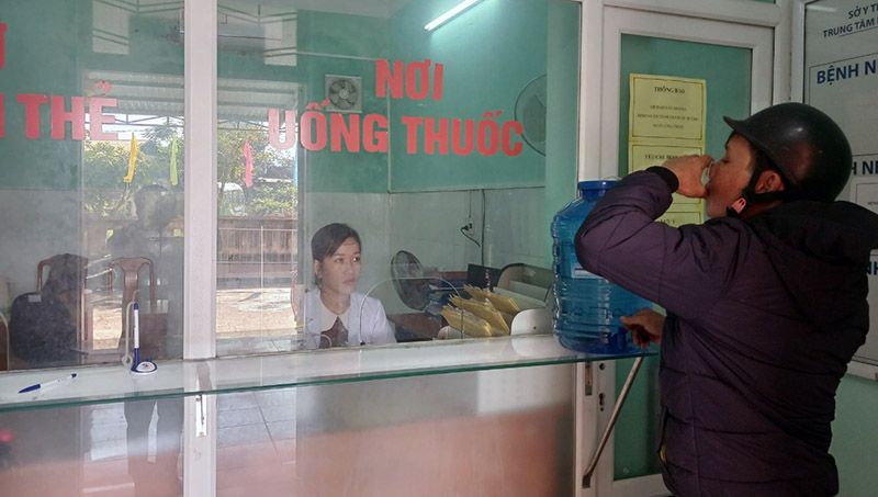 Người cai nghiện ma túy tự nguyện tích cực hợp tác cai nghiện với sự giám sát của nhân viên y tế