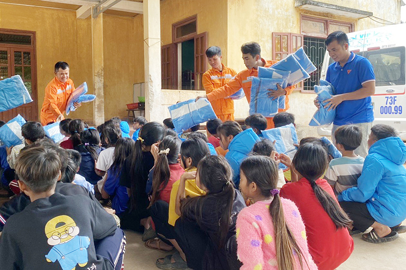 Tặng hàng trăm chiếc áo ấm cho các em học sinh Trường phổ thông Dân tộc nội trú huyện Bố Trạch.