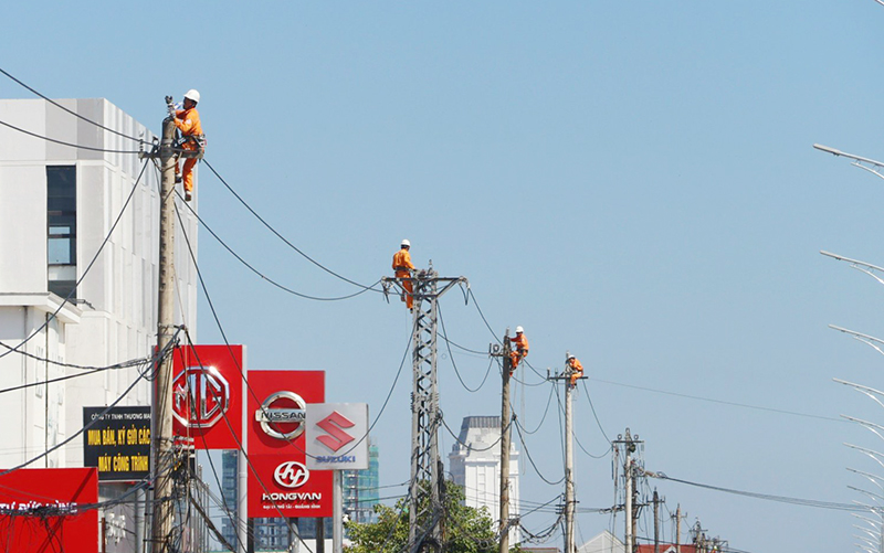 Những trường hợp làm việc trên cao luôn được quan tâm chế độ bảo hộ, nghỉ ngươi.