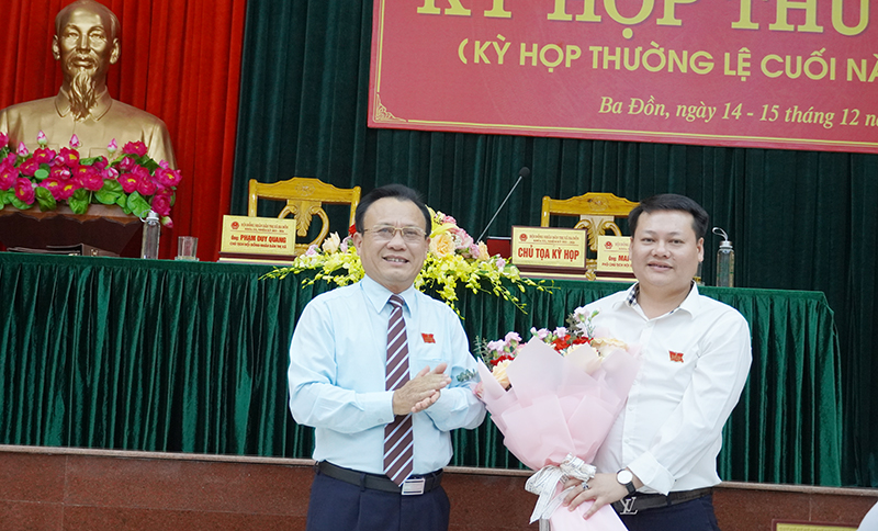 Ông Phạm Duy Quang, Chủ tịch HĐND TX. Ba Đồn tặng hoa chúc mừng thành viên UBND được bầu bổ sung nhiệm kỳ 2021-2026.