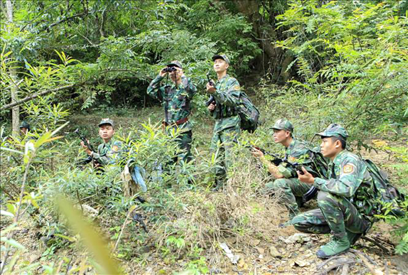 Chiến sĩ Đồn Biên phòng Pa Thơm trên đường tuần tra biên giới. Ảnh tư liệu: Xuân Tư/TTXVN