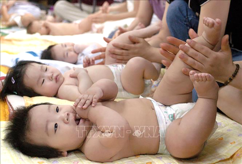 Chăm sóc em bé sơ sinh tại thủ đô Seoul, Hàn Quốc. Ảnh tư liệu: AFP/TTXVN